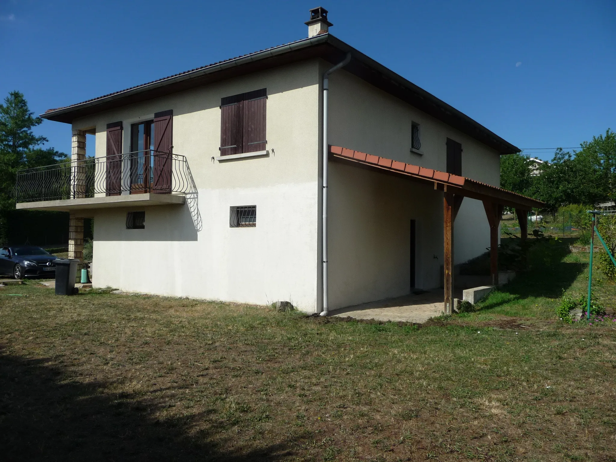 Maison années 80 avec balcon et terrasse à Ecotay L'Olme 