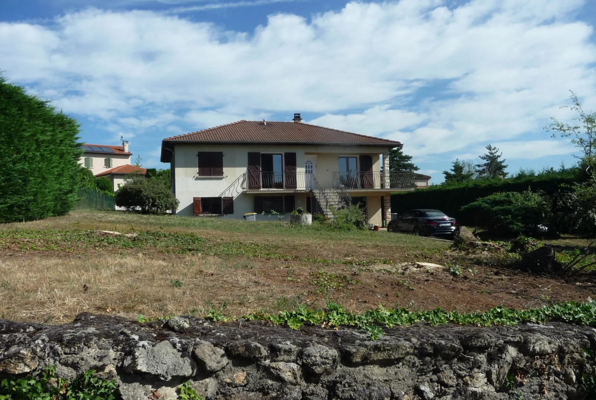 Maison années 80 avec balcon et terrasse à Ecotay L'Olme 