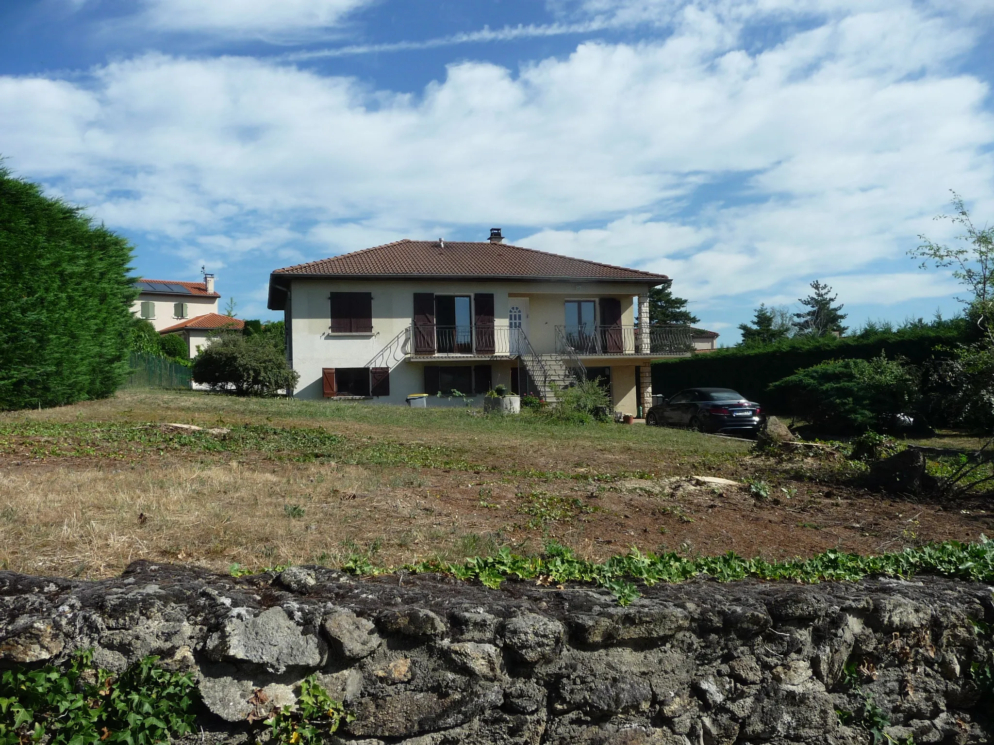 Maison années 80 avec balcon et terrasse à Ecotay L'Olme 