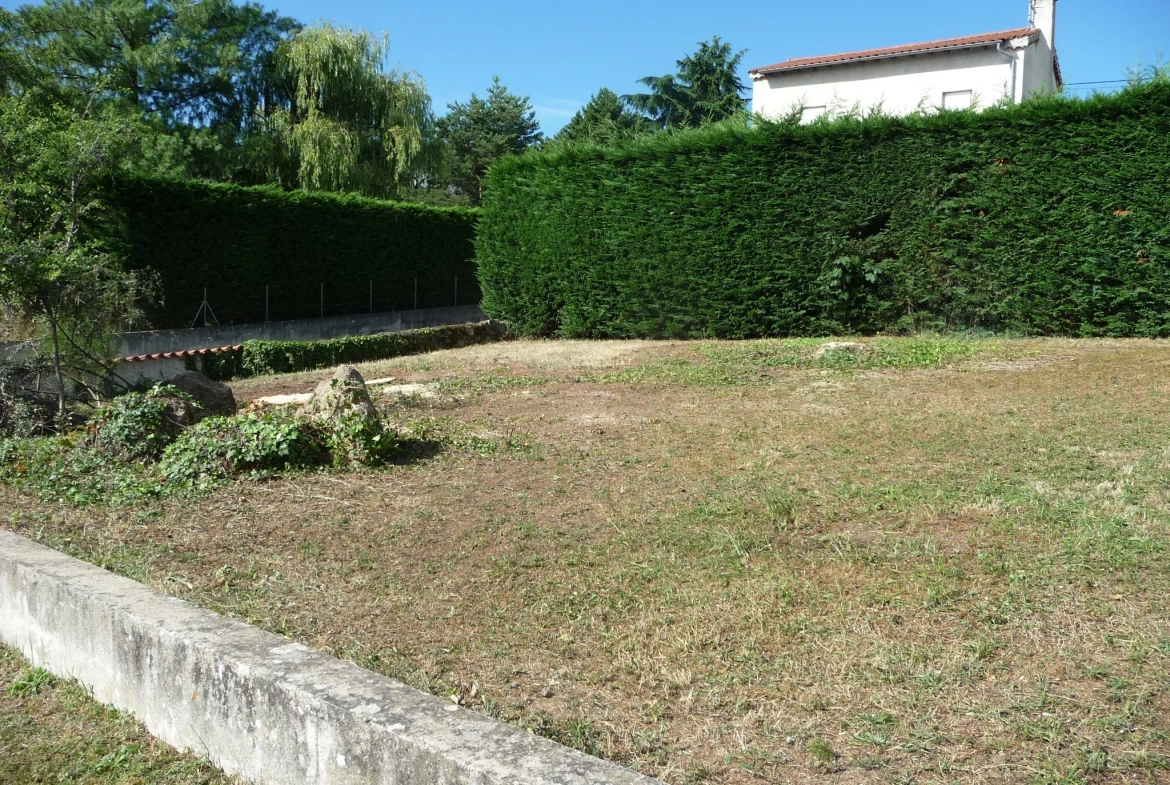 Maison années 80 avec balcon et terrasse à Ecotay L'Olme 