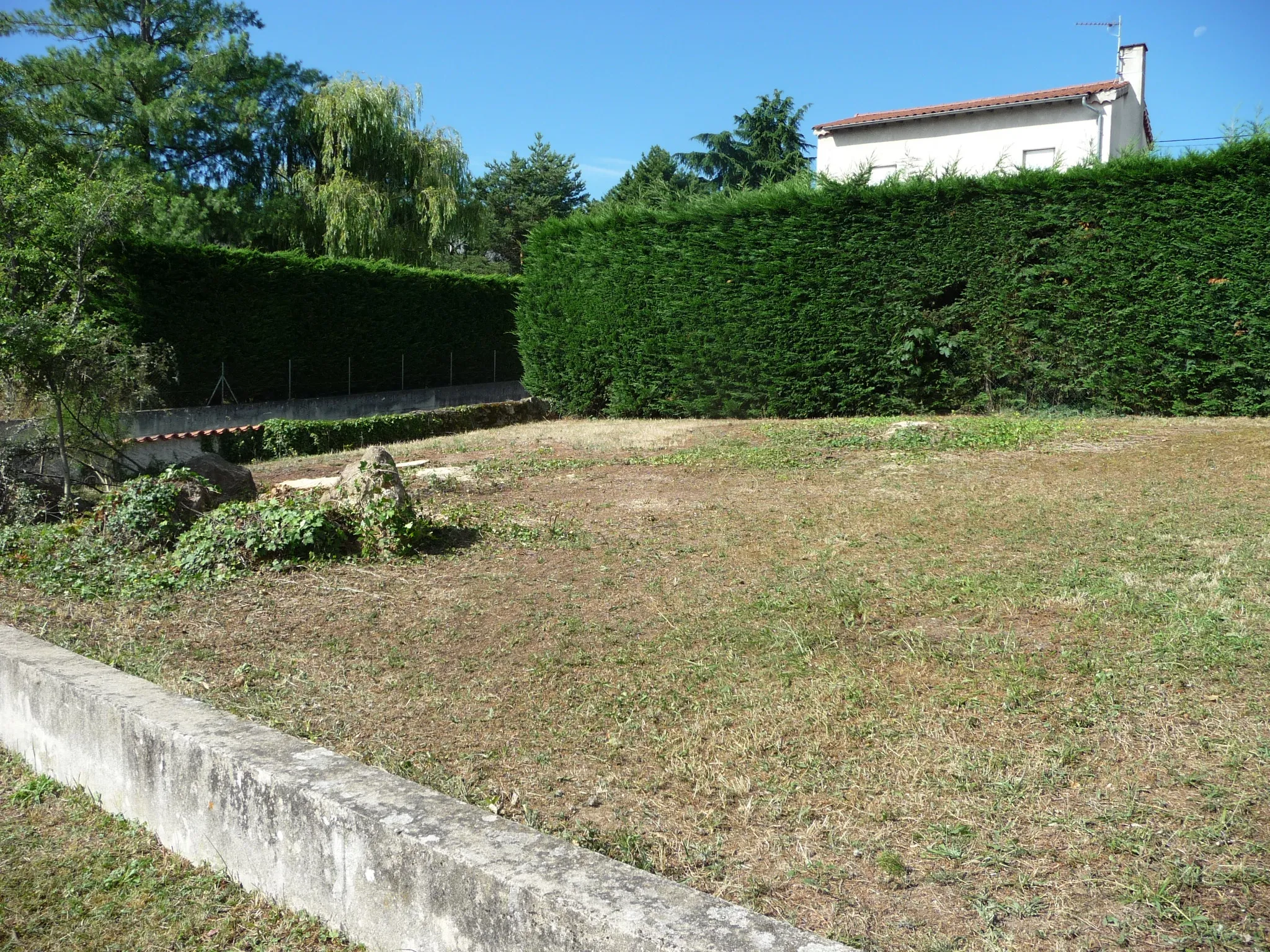 Maison années 80 avec balcon et terrasse à Ecotay L'Olme 