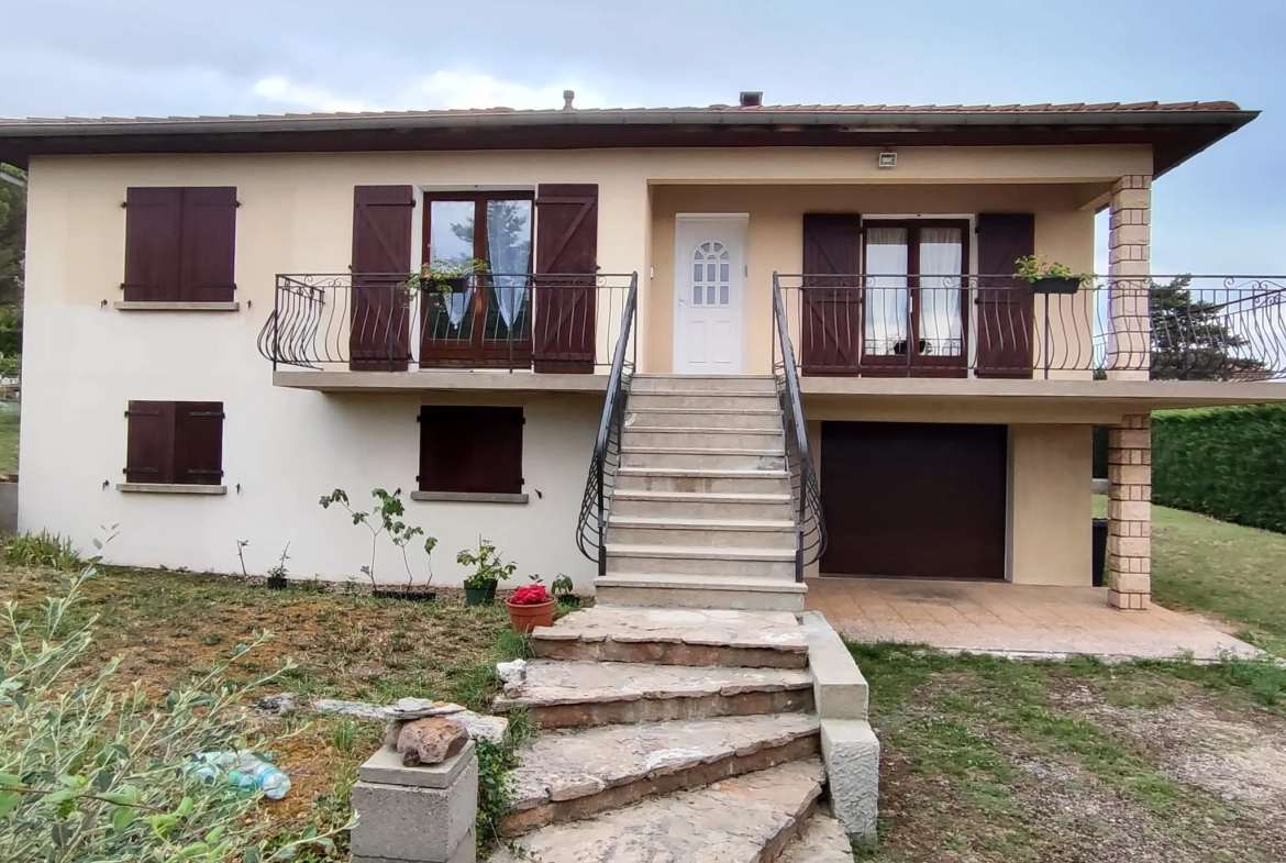 Maison années 80 avec balcon et terrasse à Ecotay L'Olme 