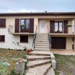 Maison années 80 avec balcon et terrasse à Ecotay L'Olme