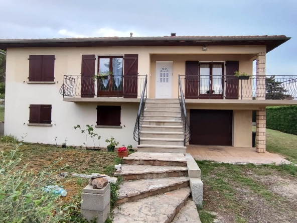 Maison années 80 avec balcon et terrasse à Ecotay L'Olme