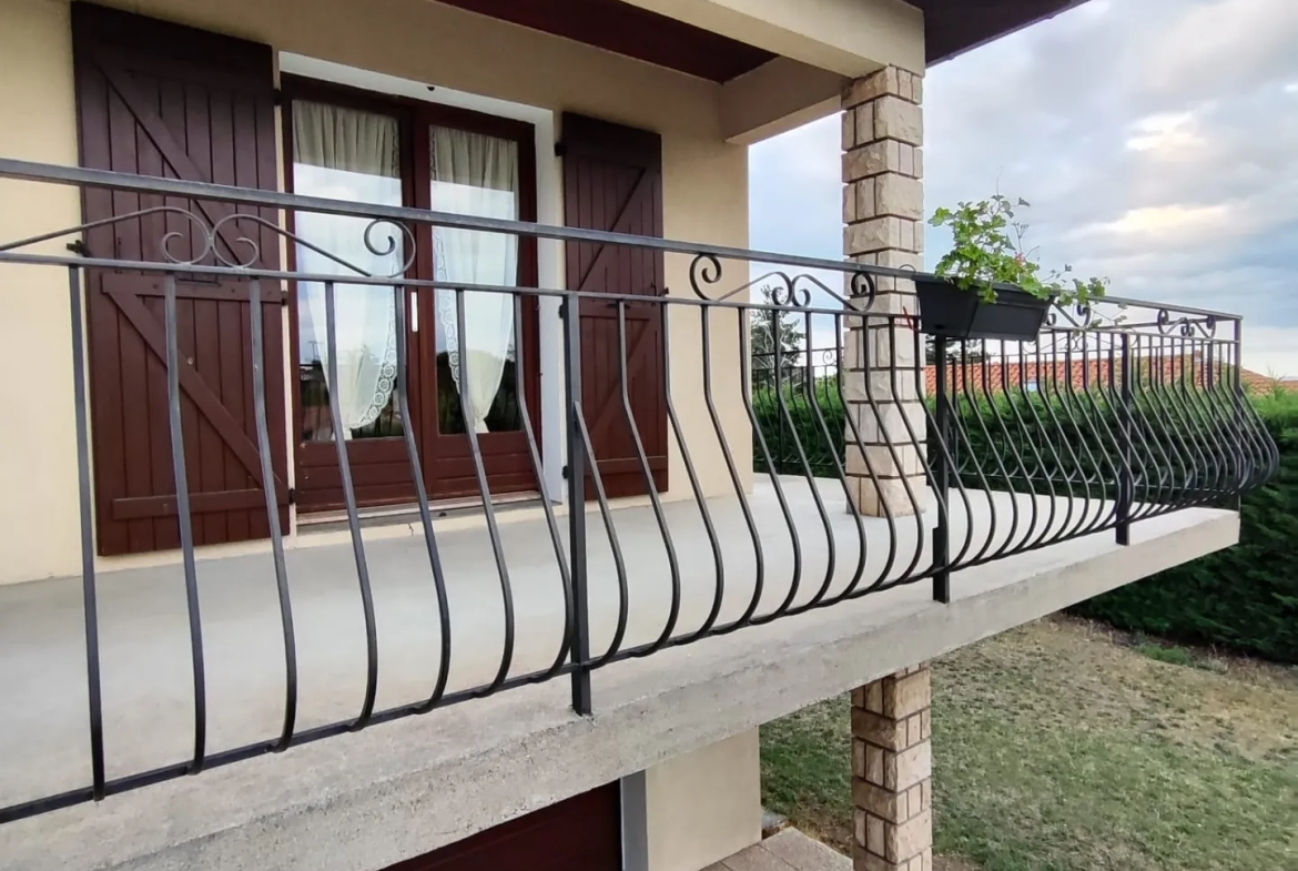 Maison années 80 avec balcon et terrasse à Ecotay L'Olme 