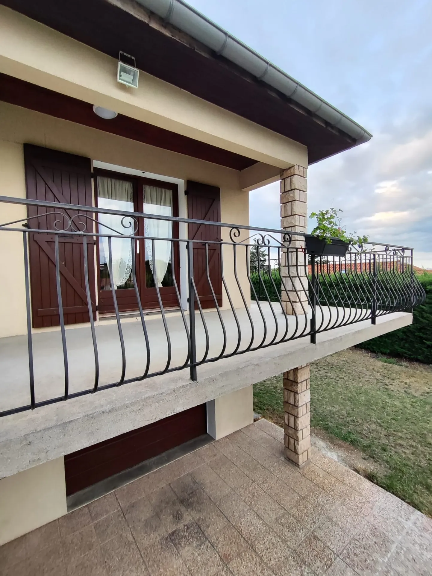 Maison années 80 avec balcon et terrasse à Ecotay L'Olme 