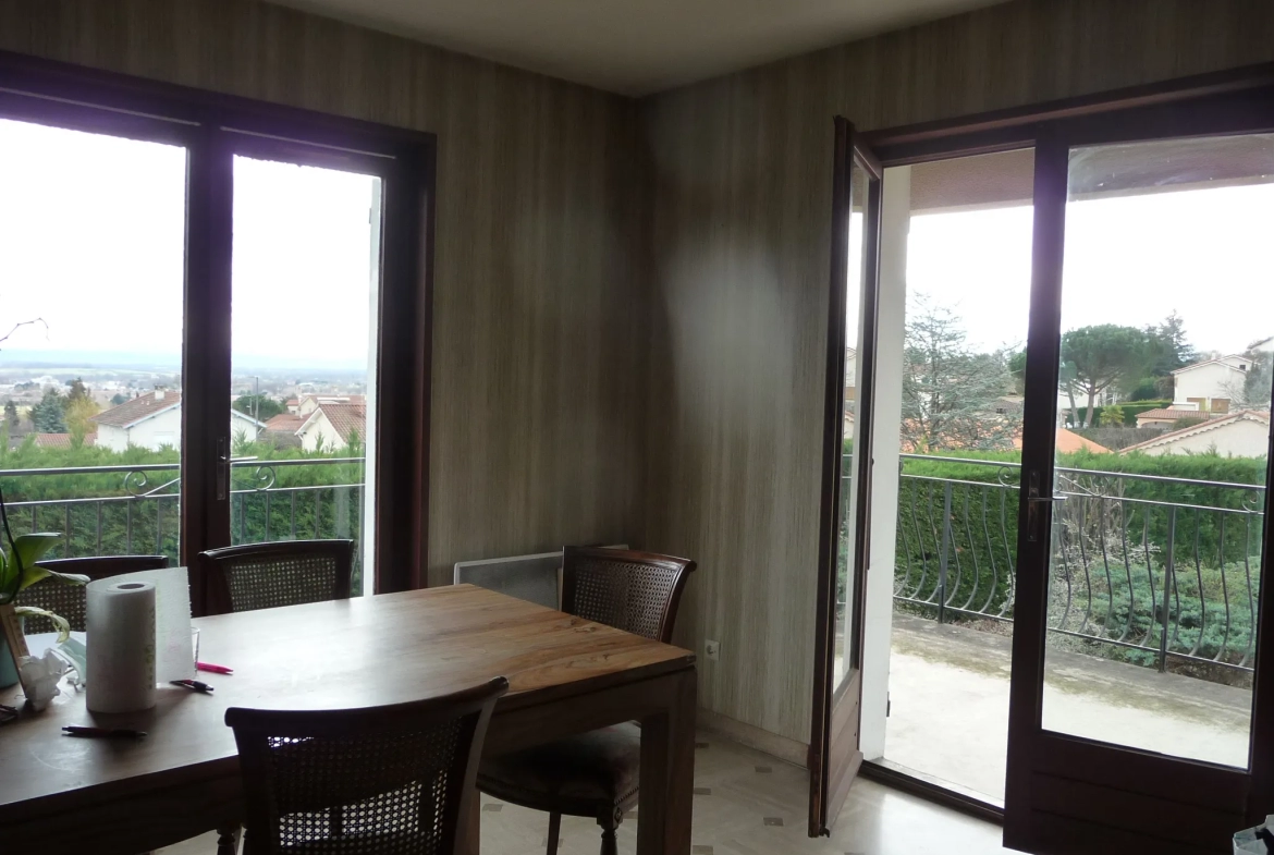 Maison années 80 avec balcon et terrasse à Ecotay L'Olme 