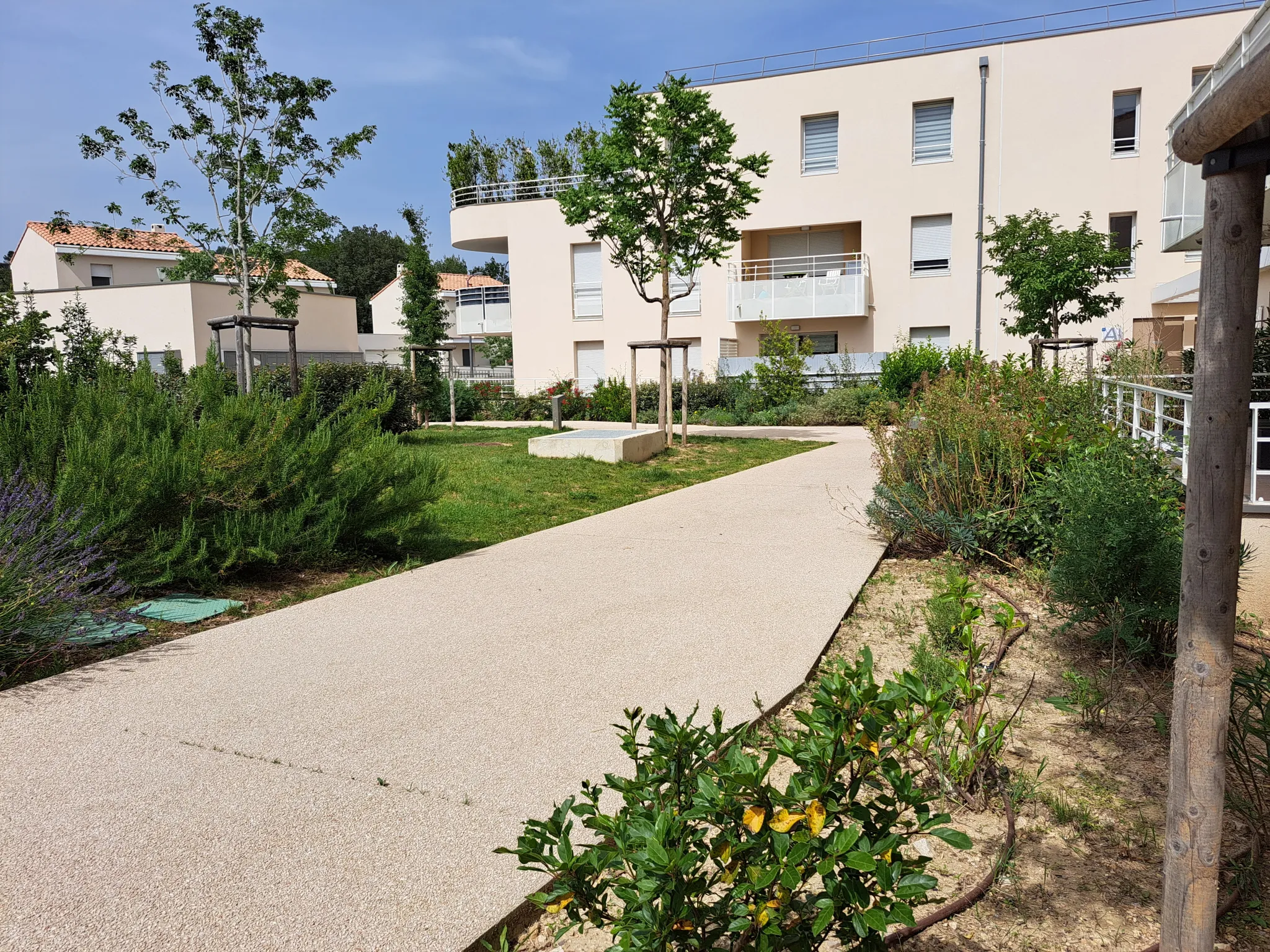 Appartement Type 3 avec Terrasse et 2 Places de Stationnement à Meyreuil 13590 