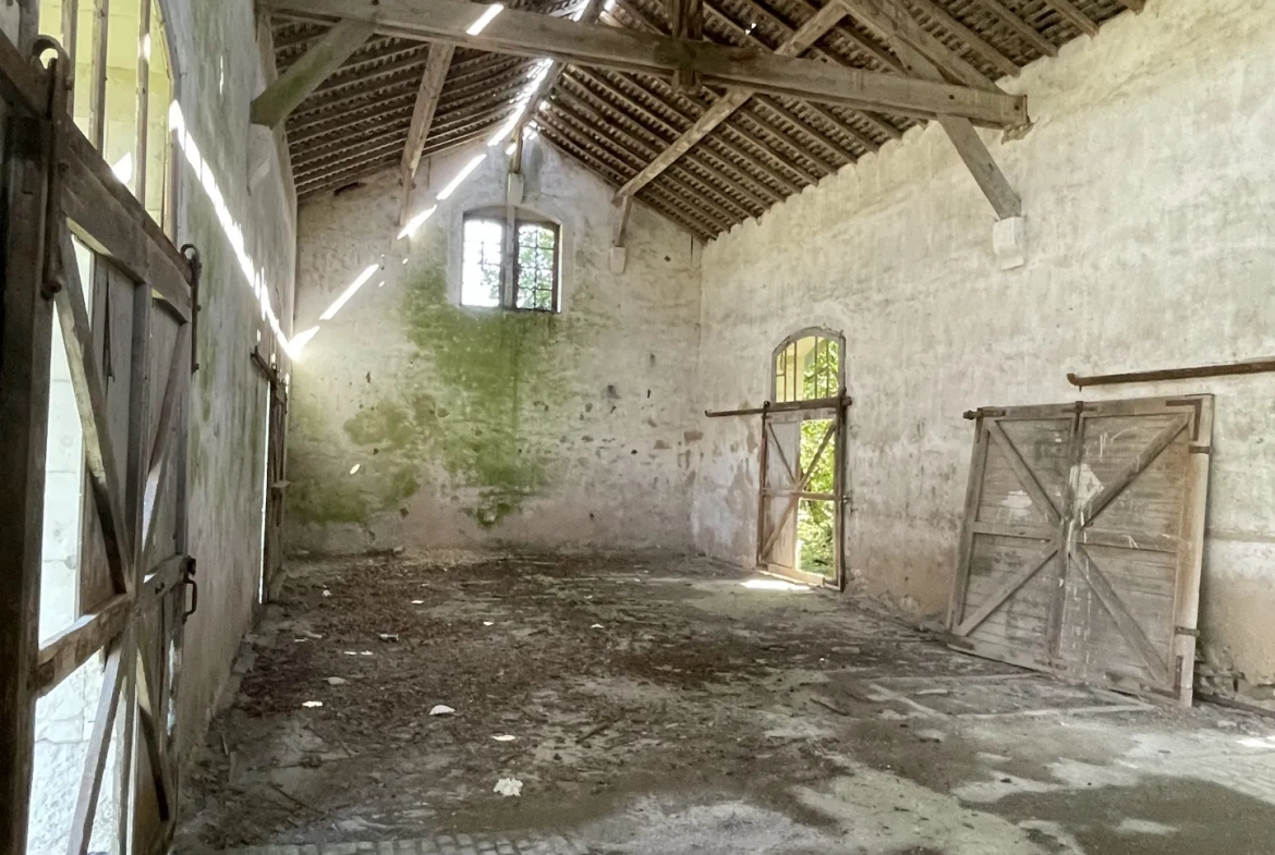 Ancien entrepôt de gare à réhabiliter en campagne de Noyant 