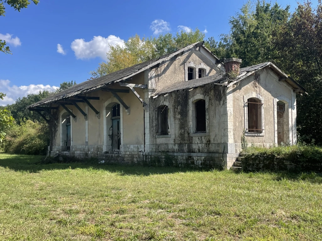 Ancien entrepôt de gare à réhabiliter en campagne de Noyant