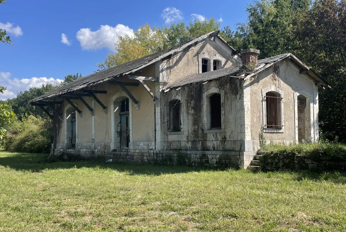 Ancien entrepôt de gare à réhabiliter en campagne de Noyant 