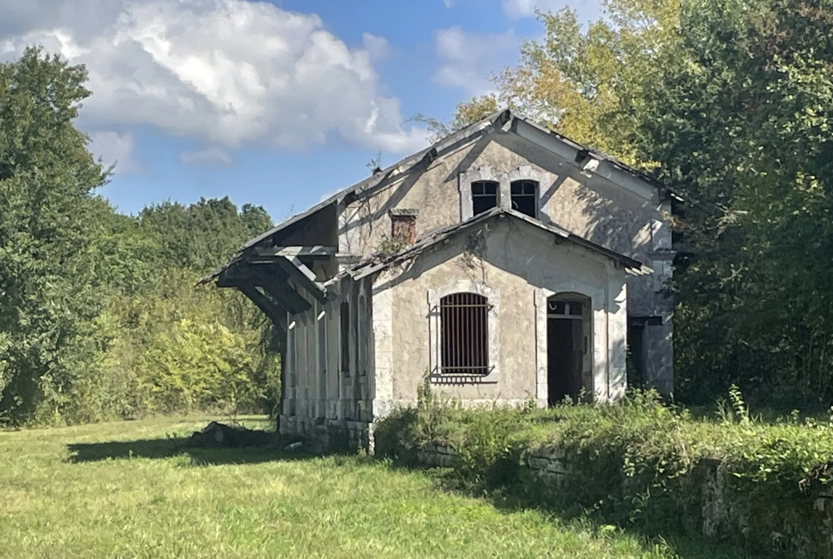 Ancien entrepôt de gare à réhabiliter en campagne de Noyant 