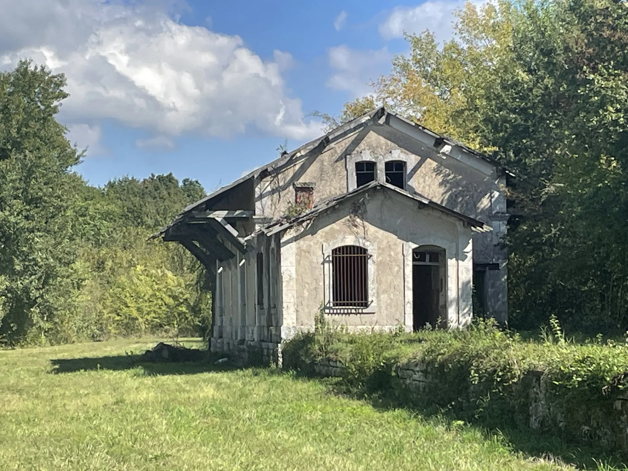 Ancien entrepôt de gare à réhabiliter en campagne de Noyant 