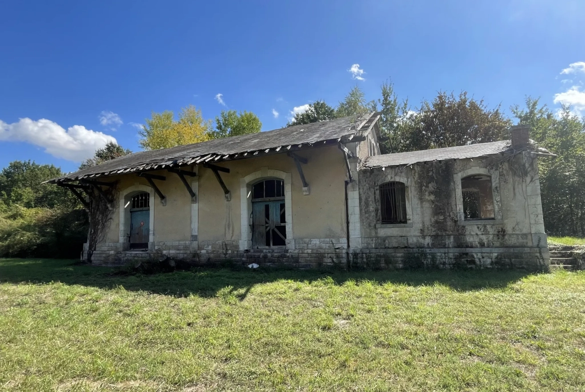 Ancien entrepôt de gare à réhabiliter en campagne de Noyant 