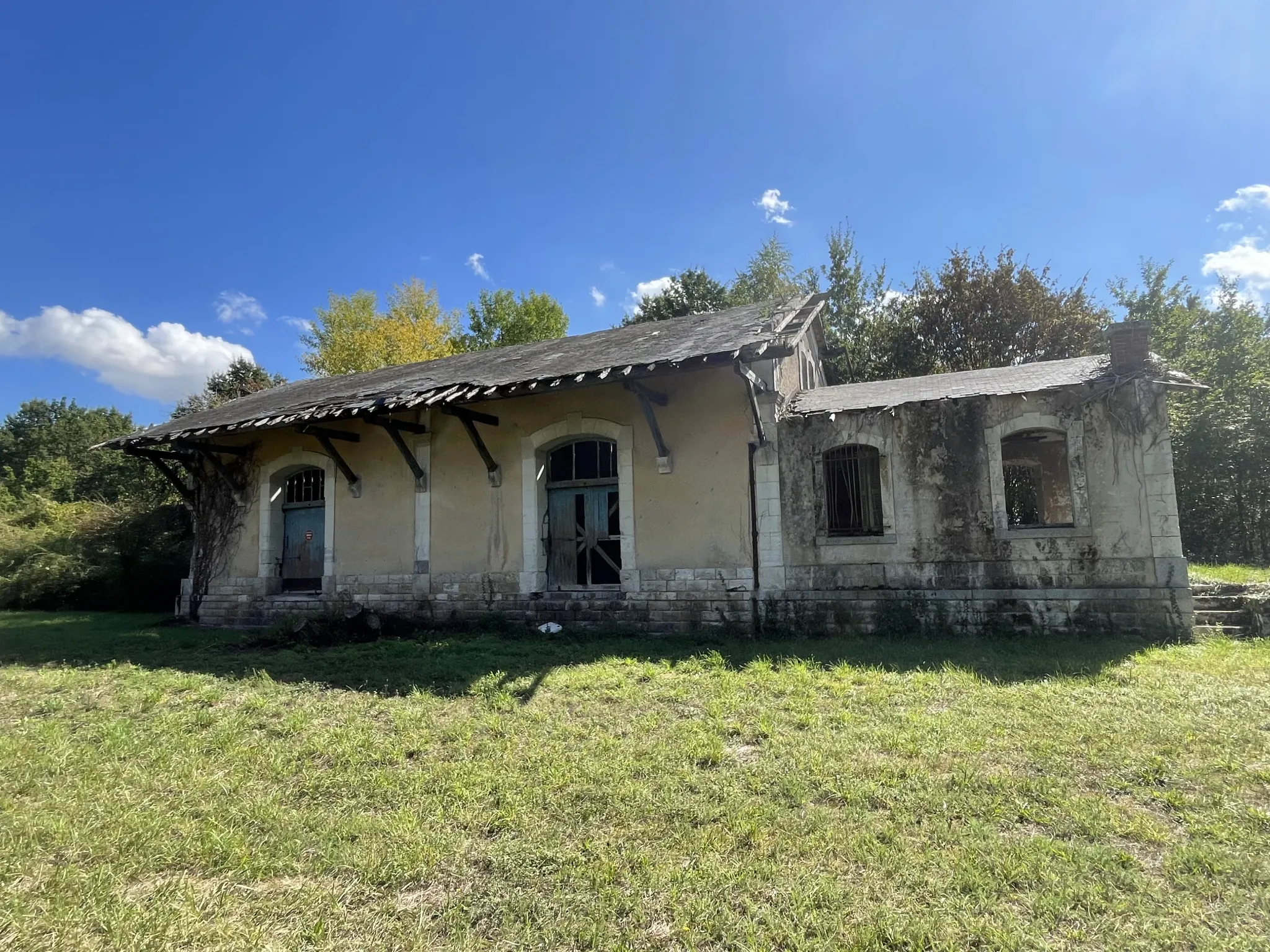 Ancien entrepôt de gare à réhabiliter en campagne de Noyant 