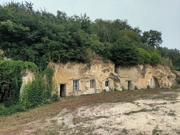 Terrain constructible avec vue panoramique plein sud à Chinon