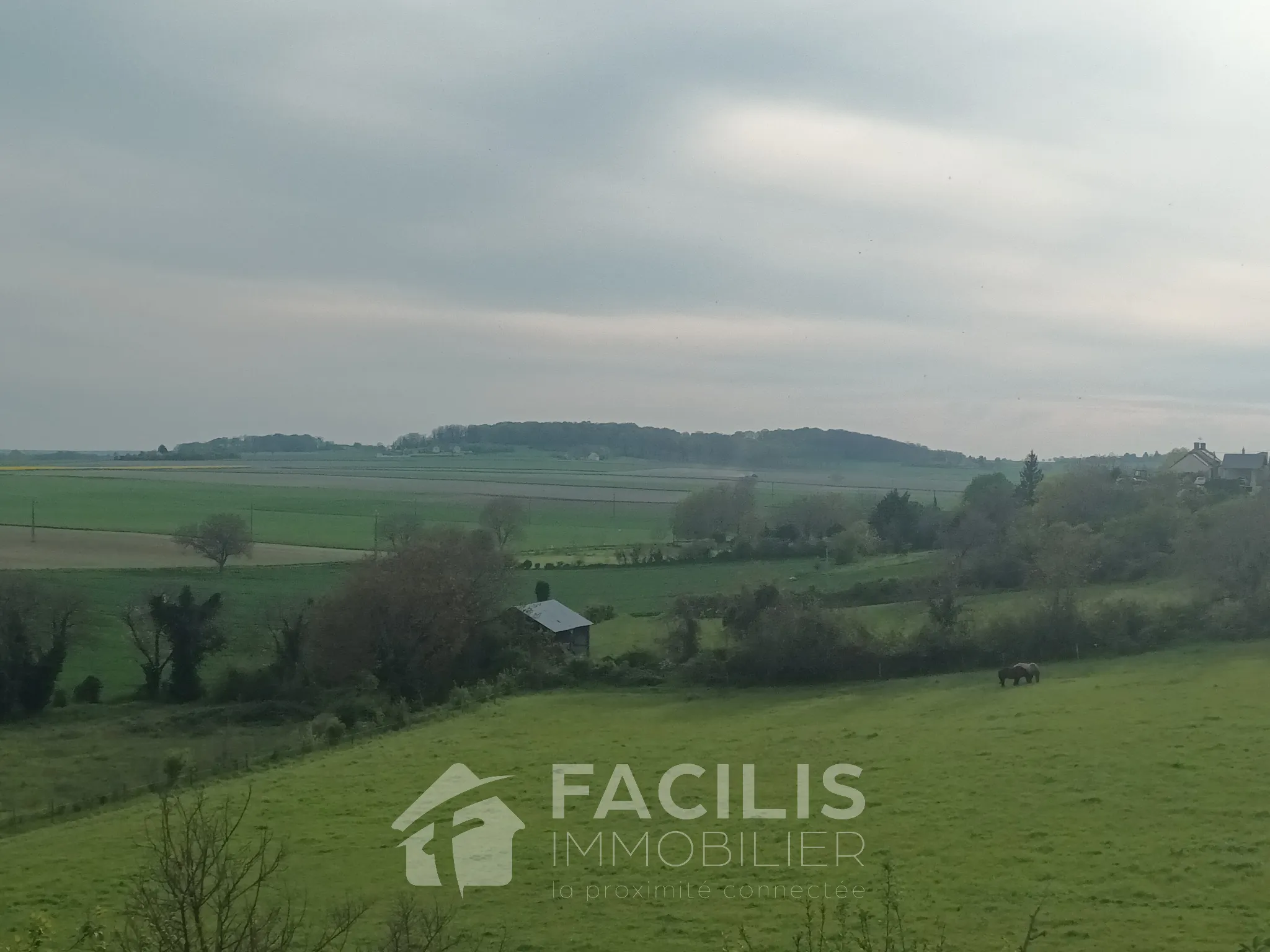 Terrain constructible avec vue panoramique plein sud à Chinon 