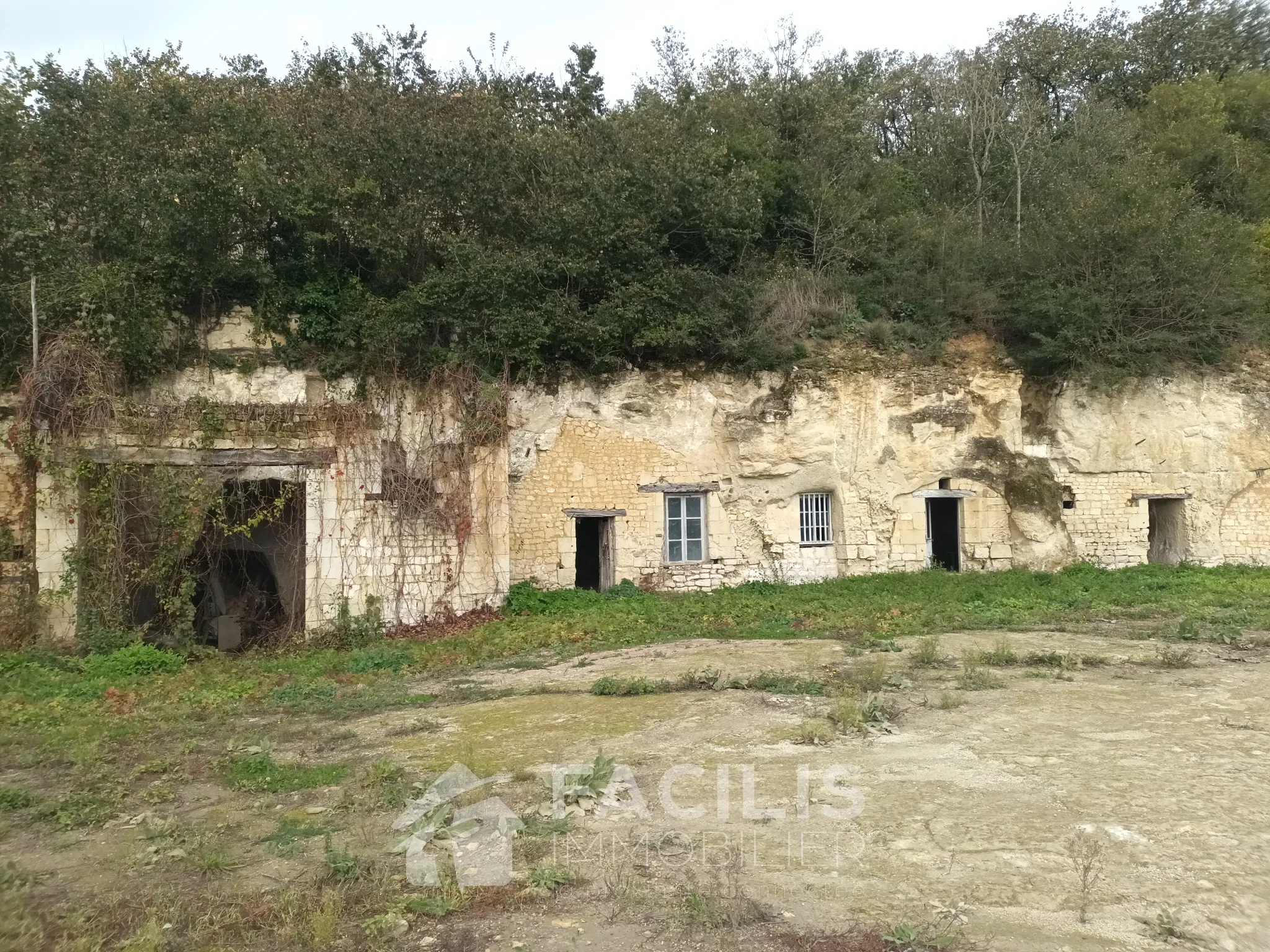 Terrain constructible avec vue panoramique plein sud à Chinon 