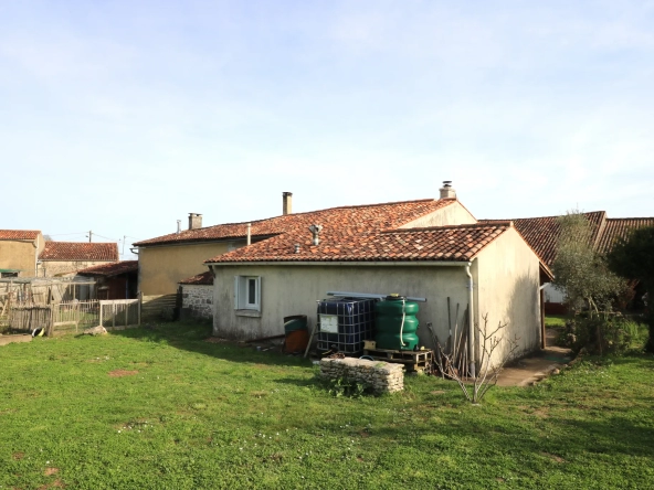 Ensemble immobilier 2 maisons + dépendances avec jardin piscinable à Bignay