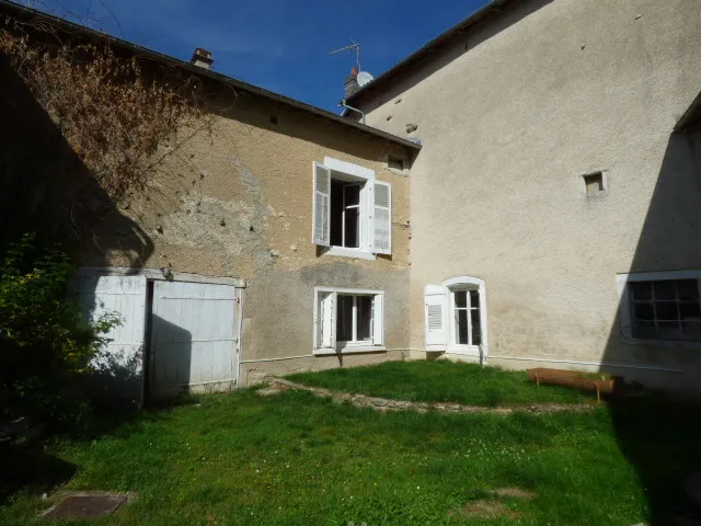 Maison de village avec dépendances et jardin à Champougny 