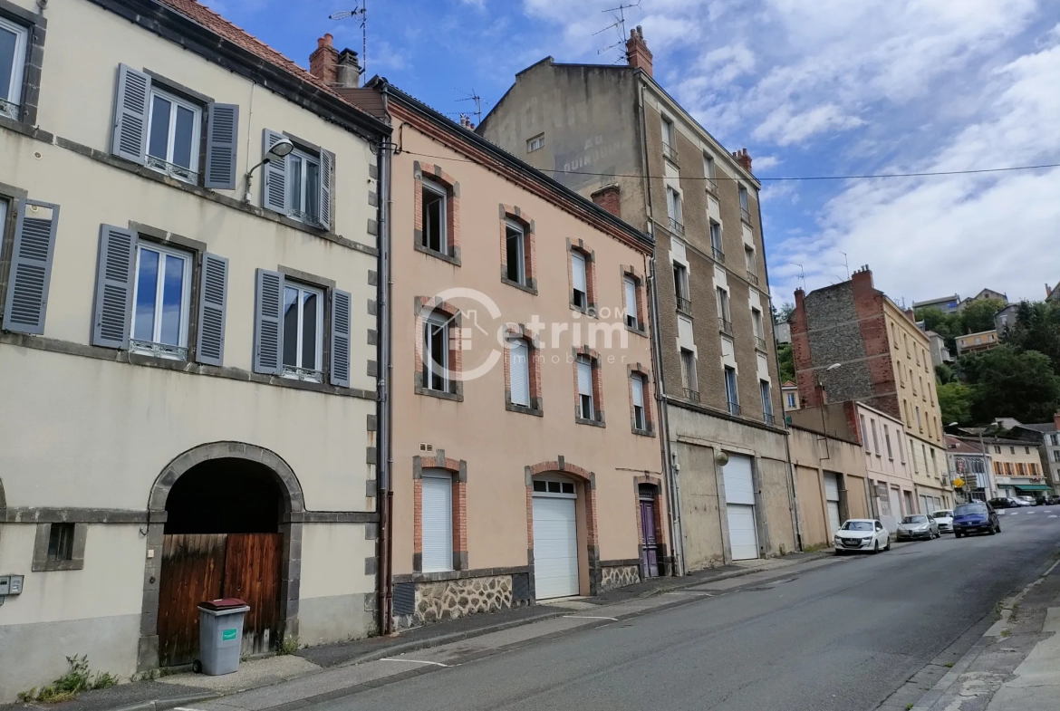 Bel Immeuble 2 Appartements, Garage Spacieux, Cour et Combles Aménageables à Thiers 