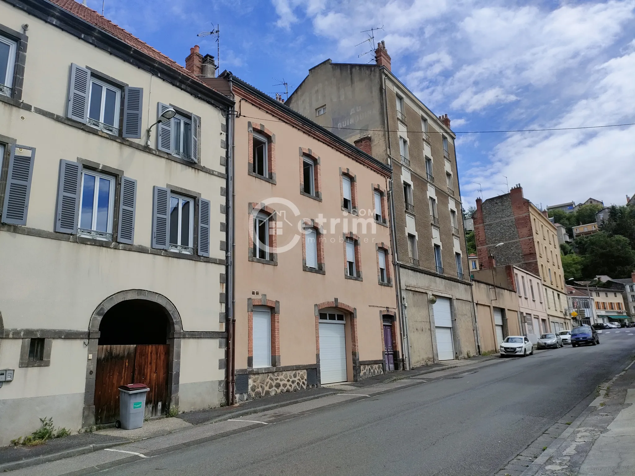 Bel Immeuble 2 Appartements, Garage Spacieux, Cour et Combles Aménageables à Thiers 