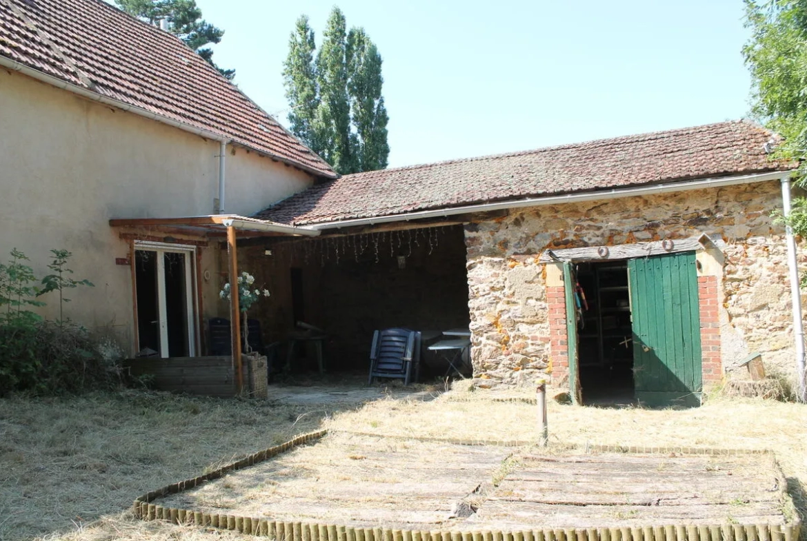 Maison de village à Saint Desiré sur 2500 m2 de terrain 