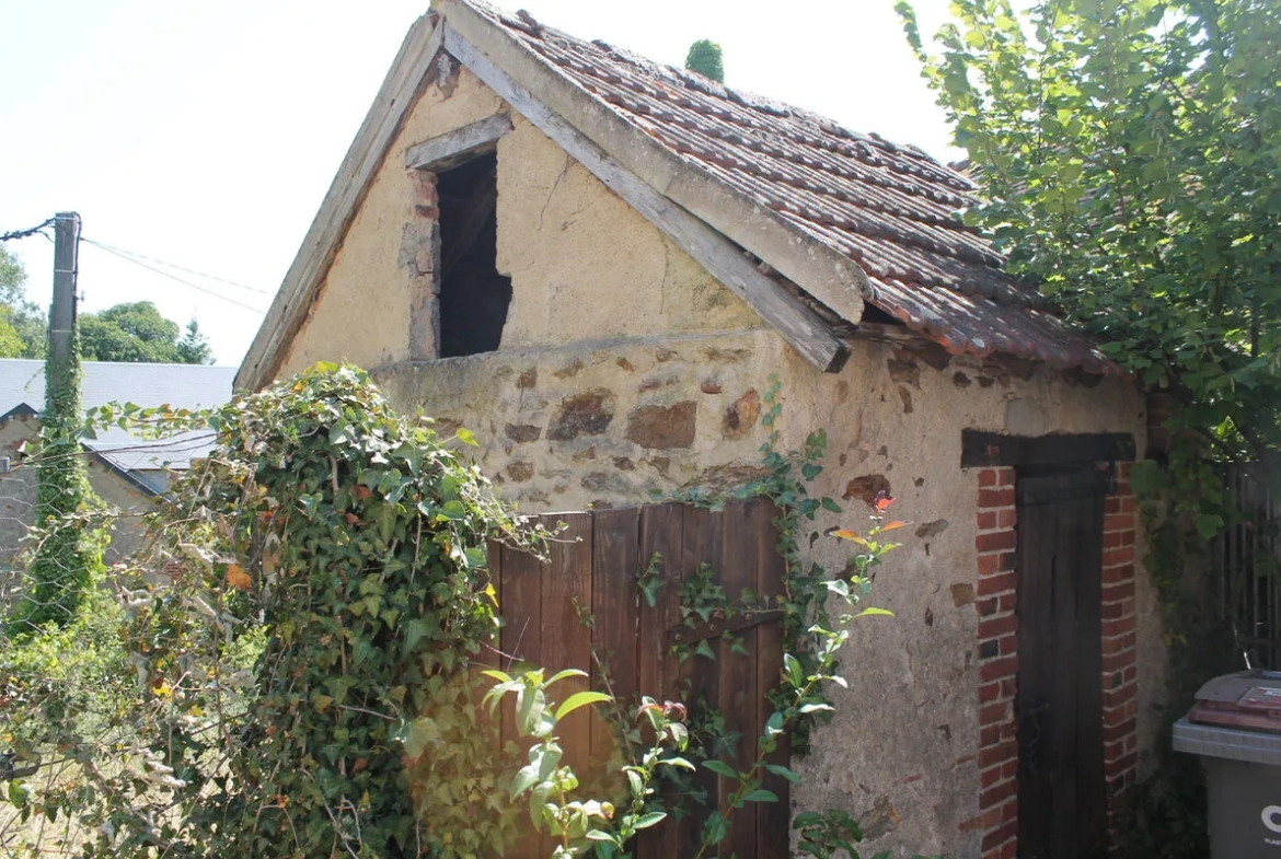 Maison de village à Saint Desiré sur 2500 m2 de terrain 