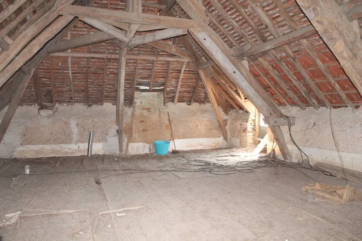 Maison de village à Saint Desiré sur 2500 m2 de terrain 