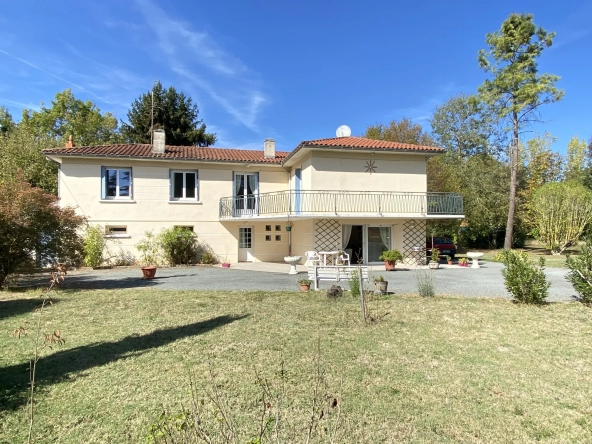 Maison 5 chambres avec piscine et dépendance à Penne d'Agenais