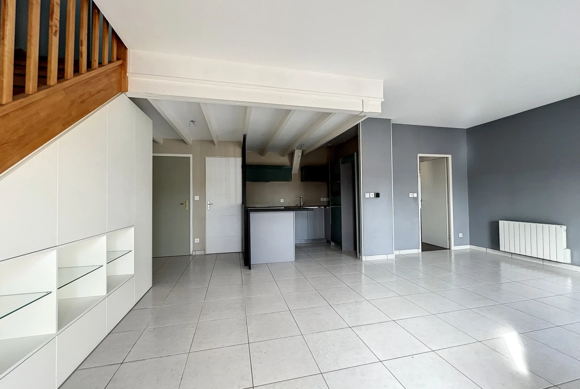 Appartement T2 en duplex - Hyper Centre JASSANS - 56m2 - Garage double + parking 