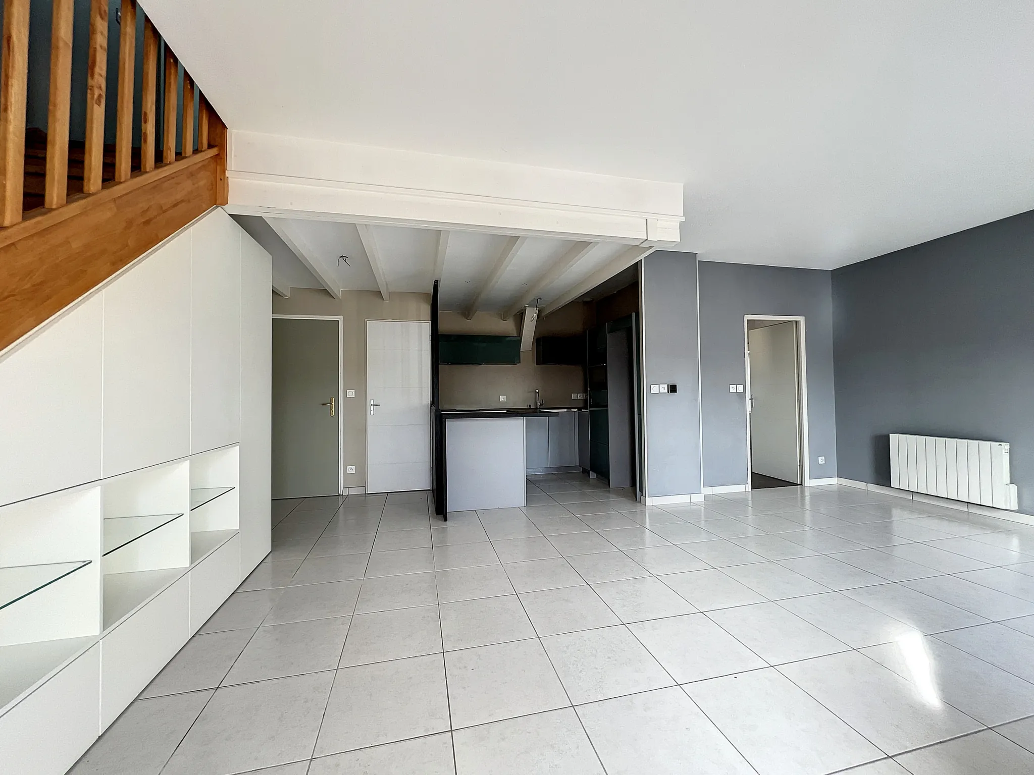 Appartement T2 en duplex - Hyper Centre JASSANS - 56m2 - Garage double + parking 