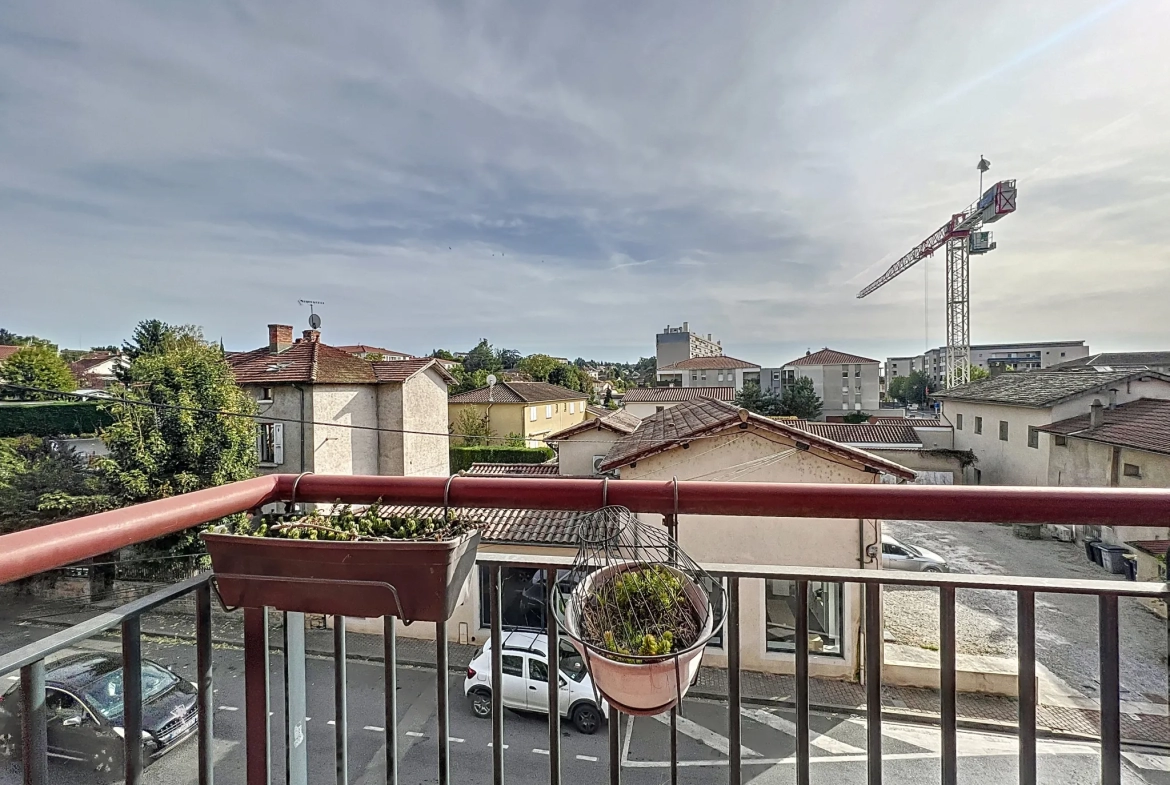 Appartement T2 en duplex - Hyper Centre JASSANS - 56m2 - Garage double + parking 