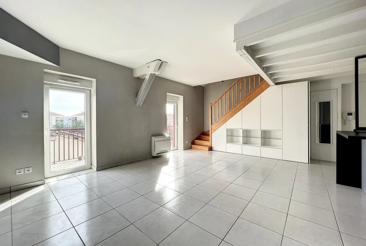 Appartement T2 en duplex - Hyper Centre JASSANS - 56m2 - Garage double + parking 