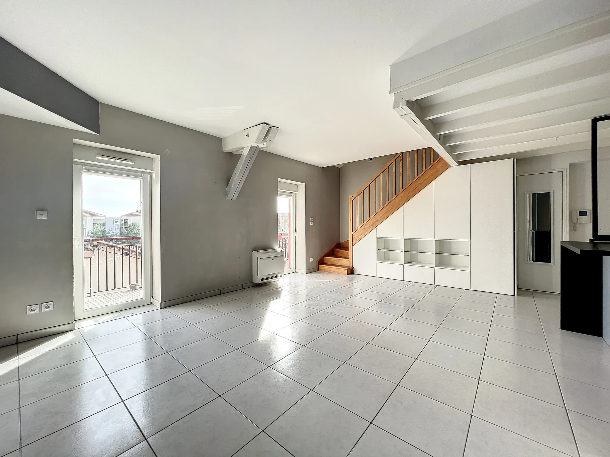 Appartement T2 en duplex - Hyper Centre JASSANS - 56m2 - Garage double + parking 