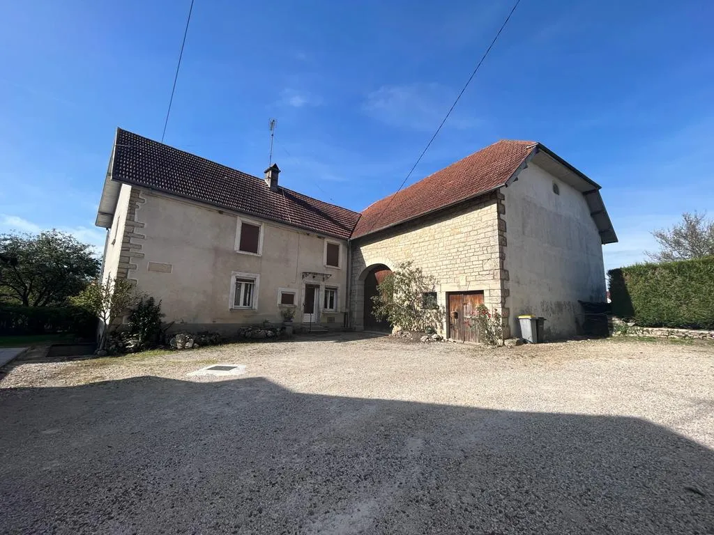 Maison avec beau potentiel 