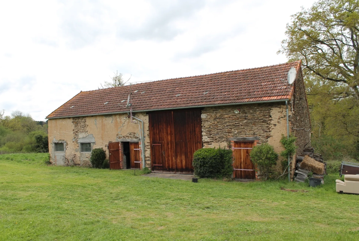 Saint Maur (18) - Fermette rénovée avec bungalow et grande grange sur 4,7 hectares. 