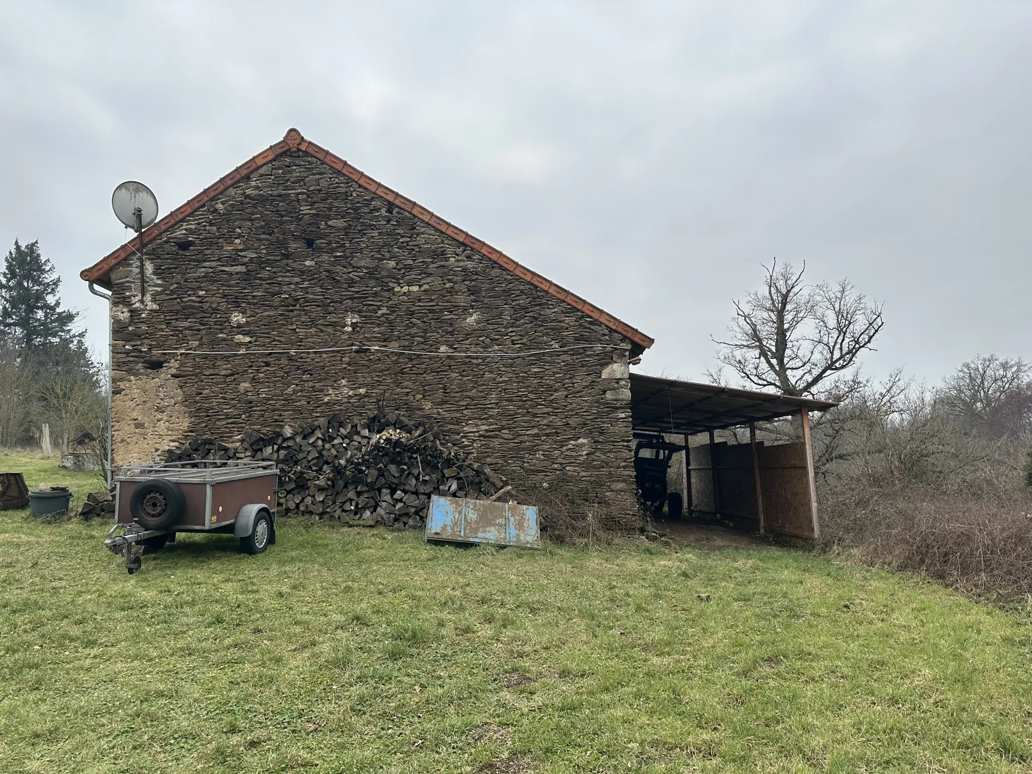 Saint Maur (18) - Fermette rénovée avec bungalow et grande grange sur 4,7 hectares. 