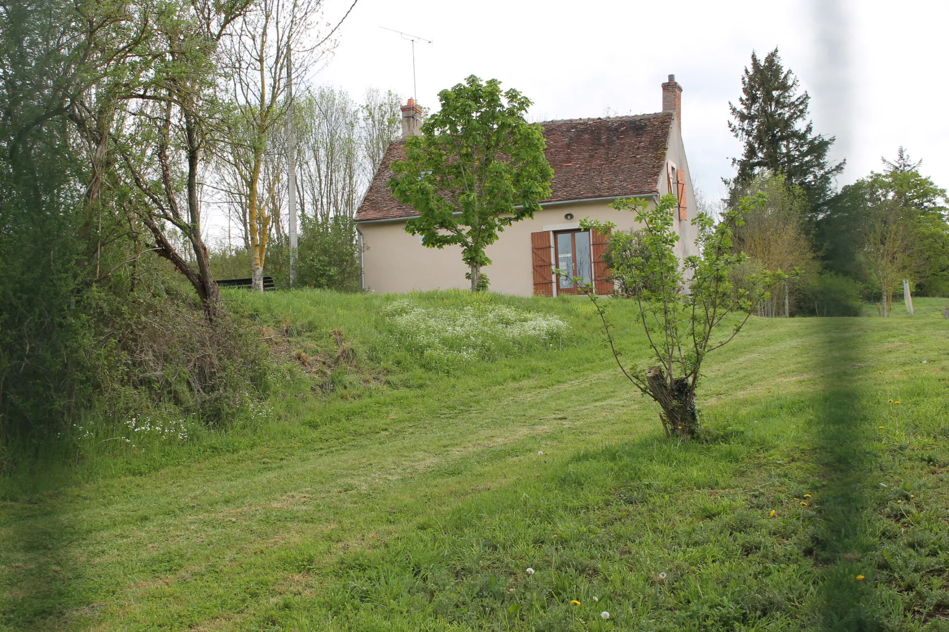 Saint Maur (18) - Fermette rénovée avec bungalow et grande grange sur 4,7 hectares. 