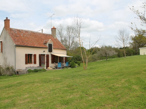 Saint Maur (18) - Fermette rénovée avec bungalow et grande grange sur 4,7 hectares.