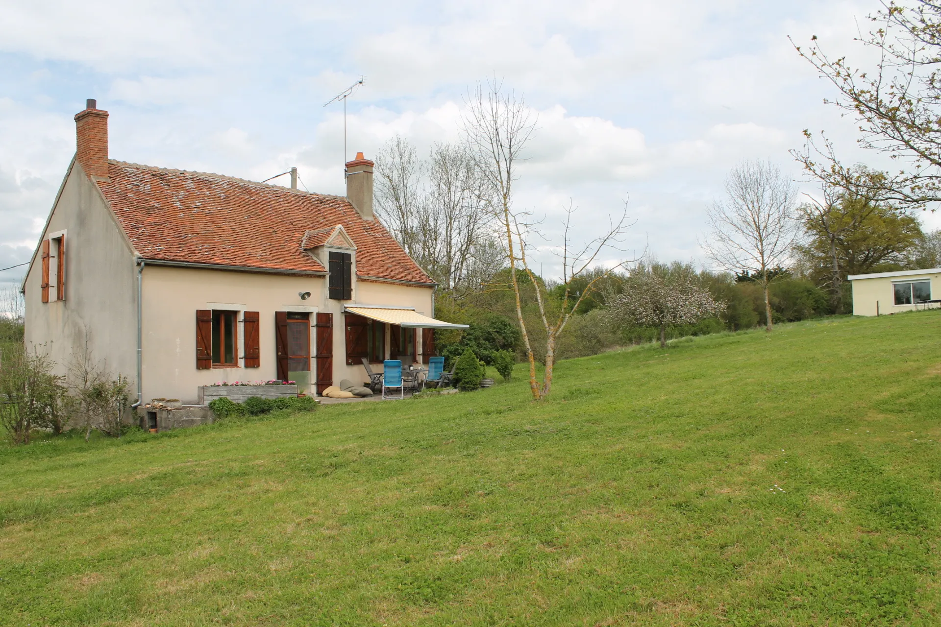 Saint Maur (18) - Fermette rénovée avec bungalow et grande grange sur 4,7 hectares. 