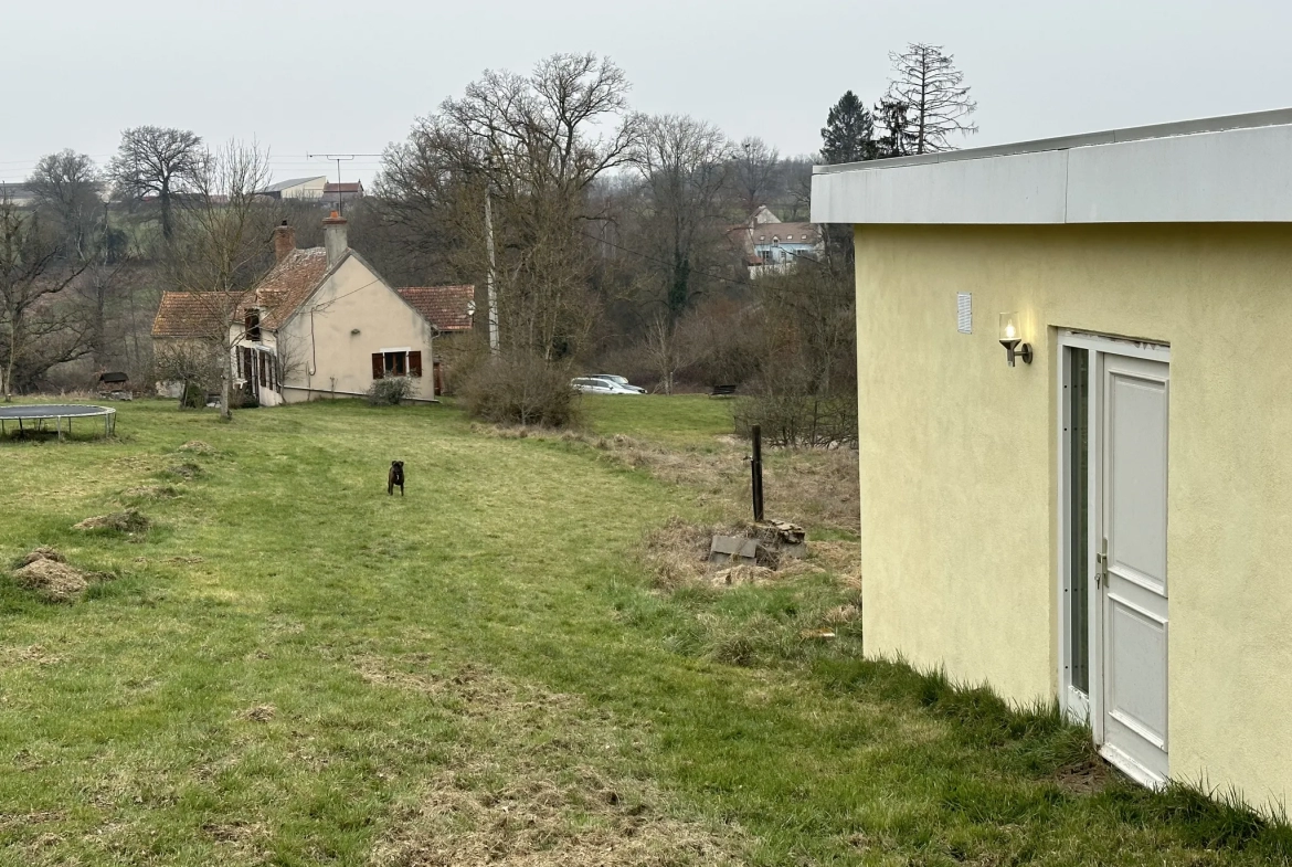 Saint Maur (18) - Fermette rénovée avec bungalow et grande grange sur 4,7 hectares. 