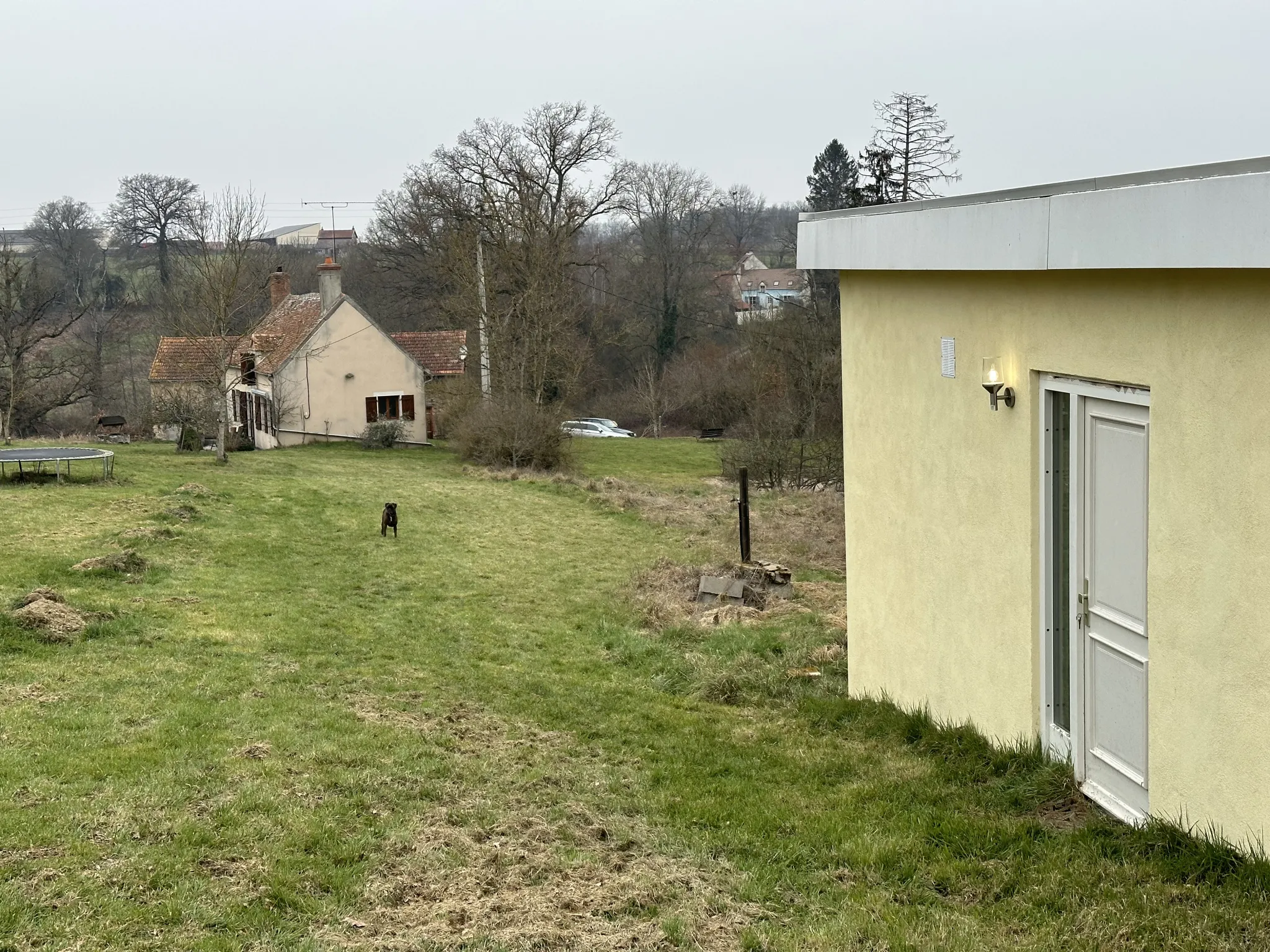 Saint Maur (18) - Fermette rénovée avec bungalow et grande grange sur 4,7 hectares. 