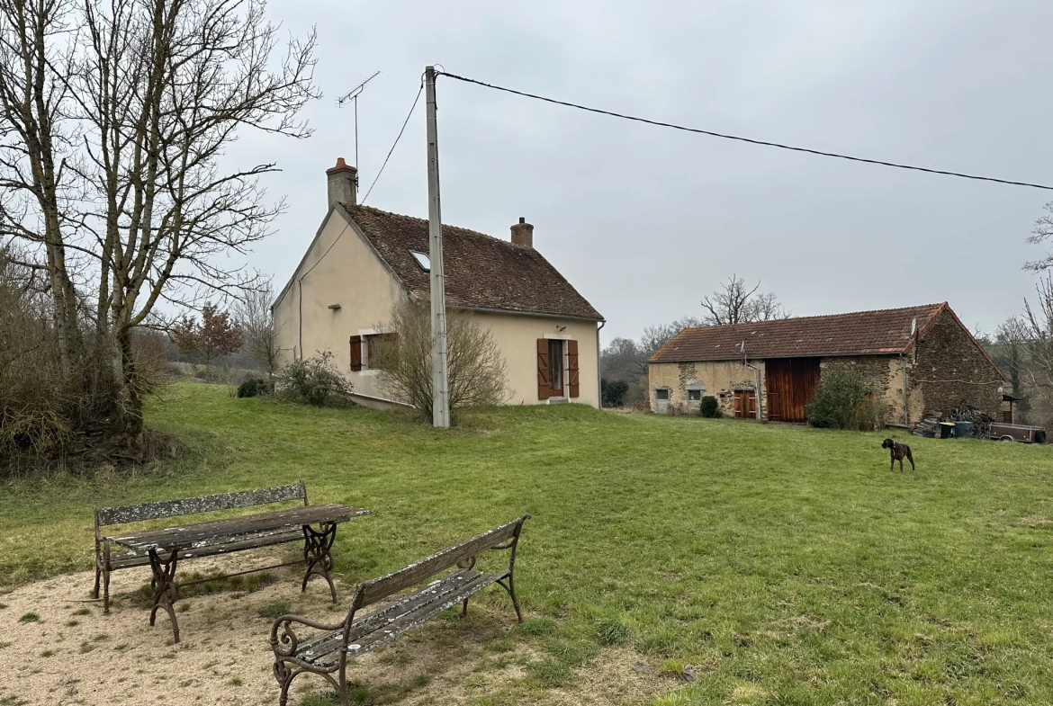 Saint Maur (18) - Fermette rénovée avec bungalow et grande grange sur 4,7 hectares. 