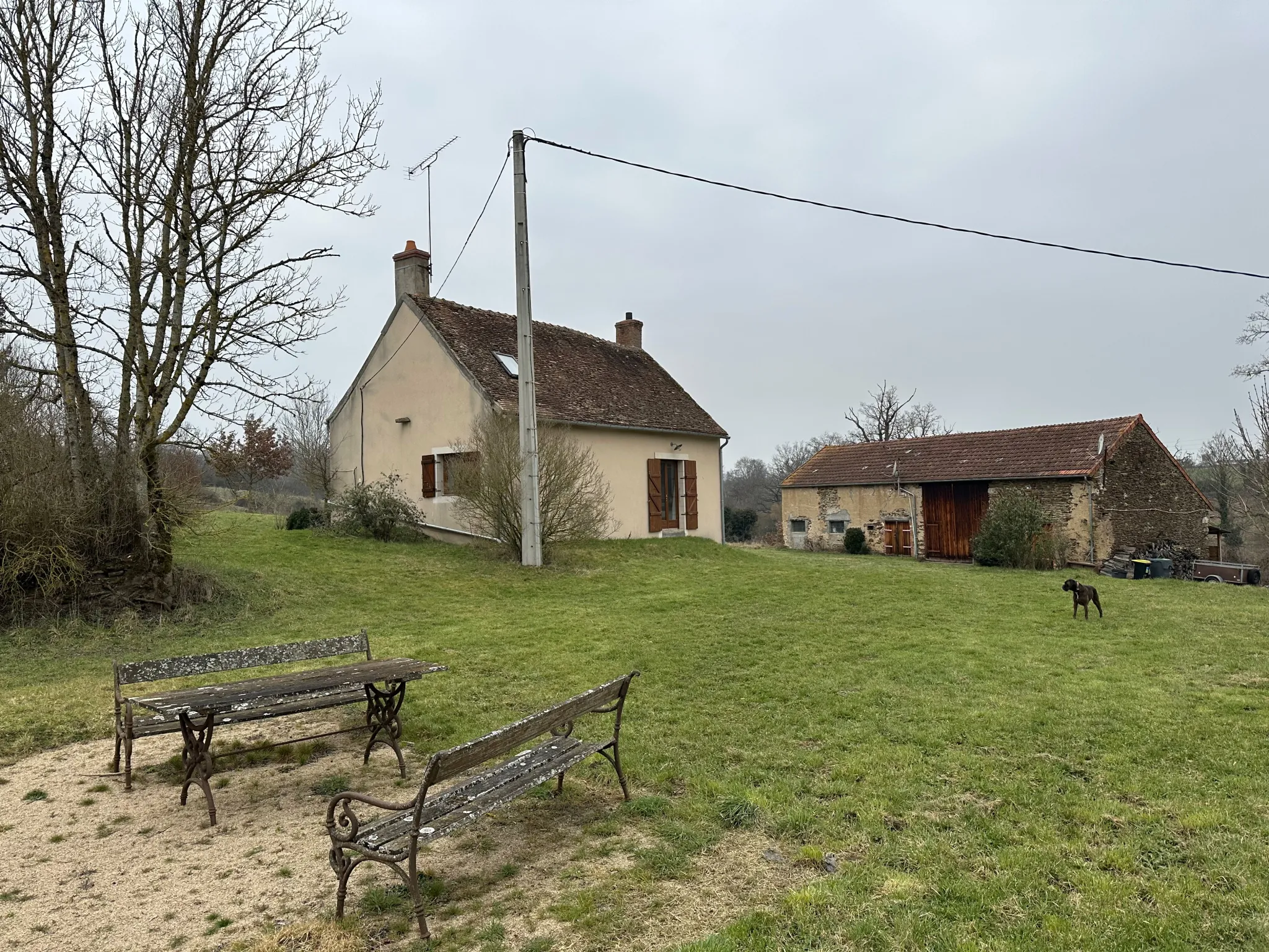 Saint Maur (18) - Fermette rénovée avec bungalow et grande grange sur 4,7 hectares. 