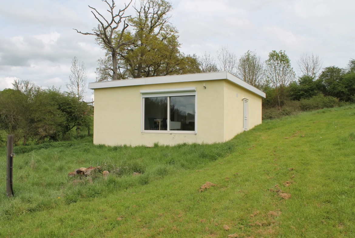 Saint Maur (18) - Fermette rénovée avec bungalow et grande grange sur 4,7 hectares. 