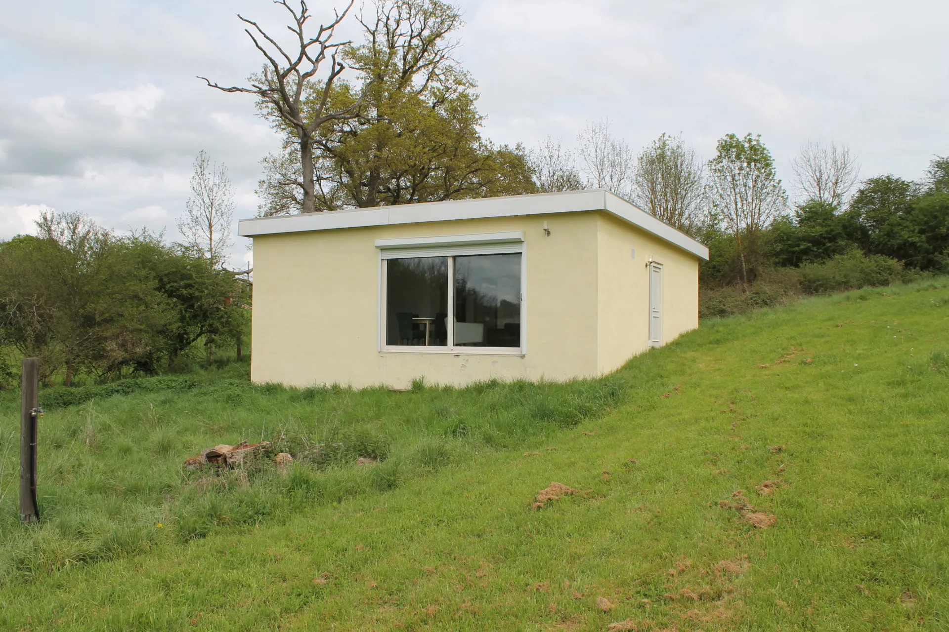 Saint Maur (18) - Fermette rénovée avec bungalow et grande grange sur 4,7 hectares. 