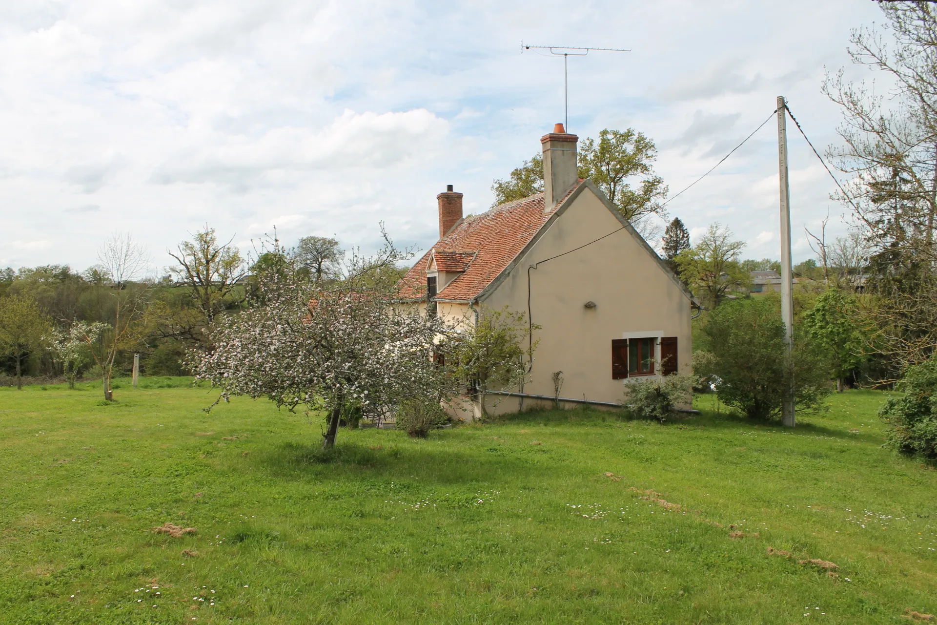 Saint Maur (18) - Fermette rénovée avec bungalow et grande grange sur 4,7 hectares. 