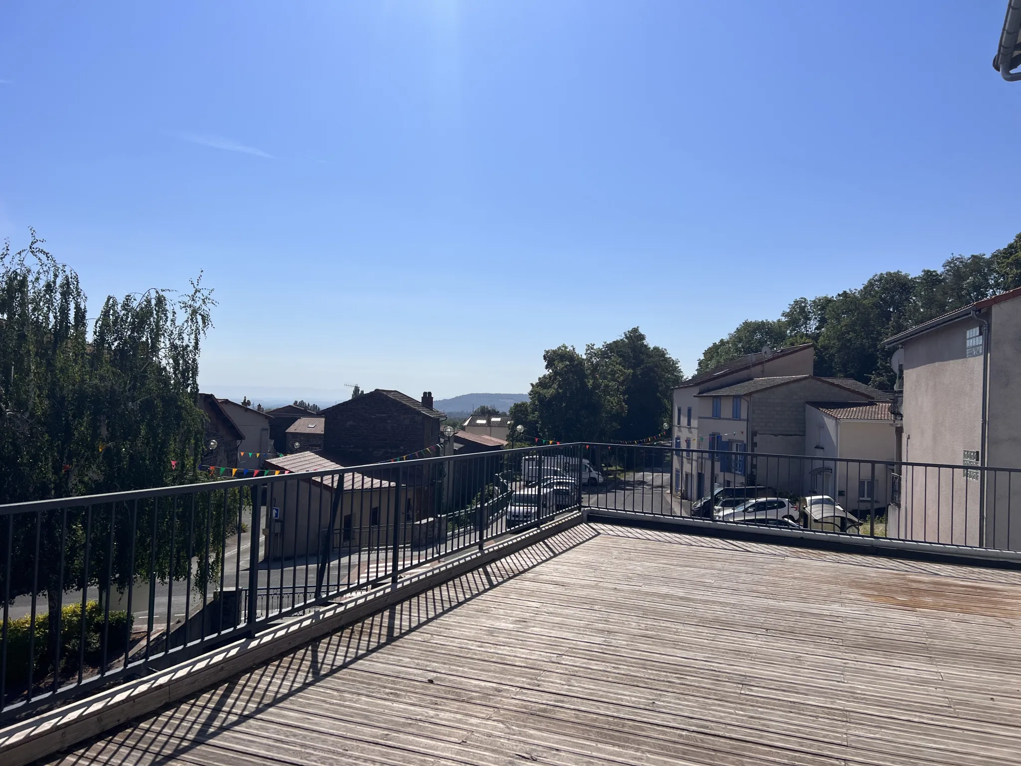 Appartement type 3 rénové à neuf avec terrasse à Enval 