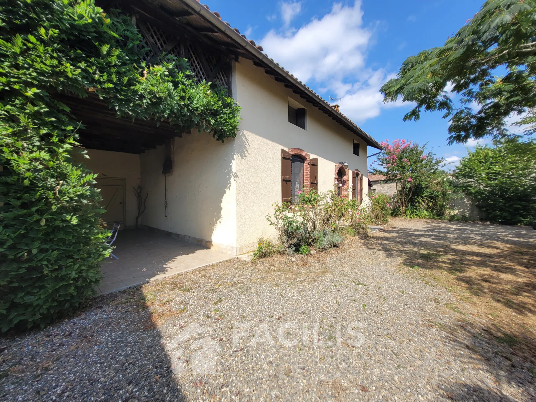 Charmante maison au calme avec dépendances à rénover 